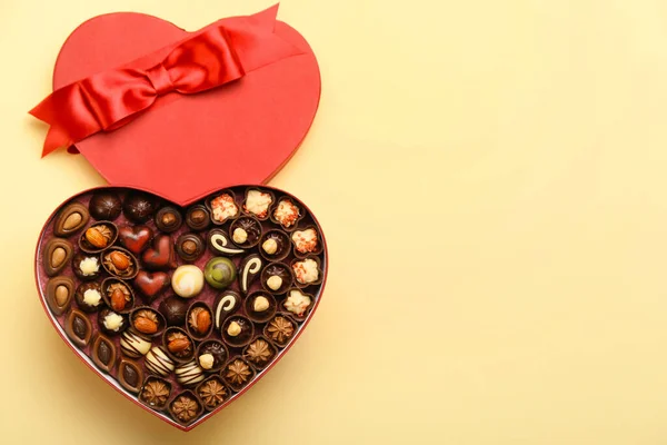 Boîte Forme Coeur Avec Des Bonbons Chocolat Sur Fond Couleur — Photo