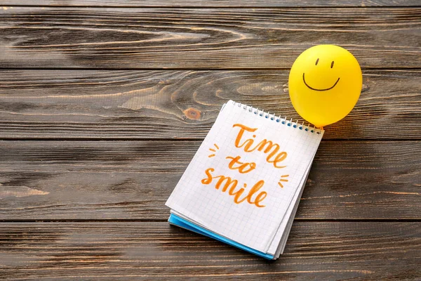 Balon Powietrzny Rysunkiem Szczęśliwej Twarzy Notatnik Tekstem Czas Smile Stole — Zdjęcie stockowe