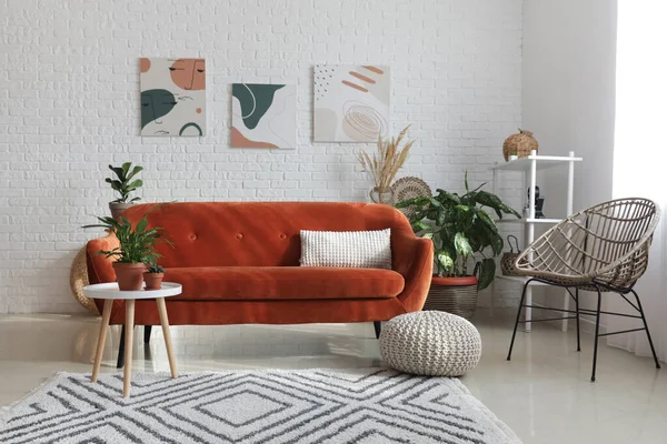 Appelsinlignende Sofa Med Husplanter Det Moderne Interiøret Stua – stockfoto