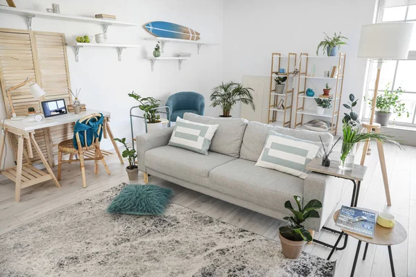 Stilvolles Graues Sofa Mit Zimmerpflanzen Modernen Wohnbereich — Stockfoto