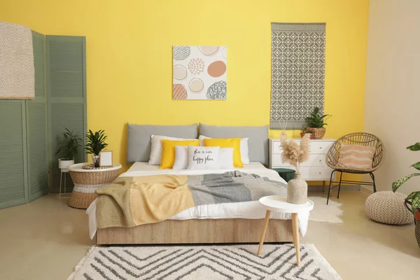 Elegante Interior Dormitorio Moderno Con Pared Amarilla — Foto de Stock