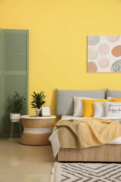 黄色の壁とモダンなベッドルームのスタイリッシュなインテリア — ストック写真