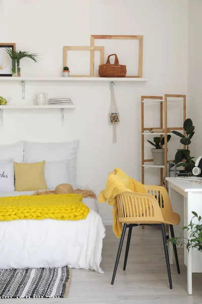 居心地の良いベッドルームのモダンなインテリア — ストック写真