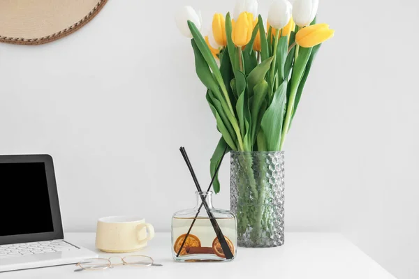 Aroma Reed Diffuser Met Laptop Boeket Bloemen Tafel Kamer — Stockfoto