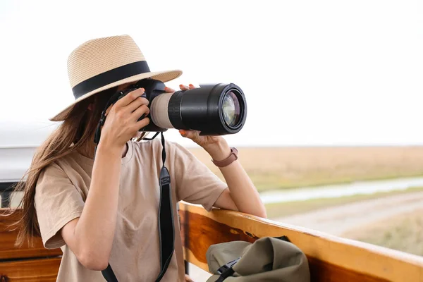 Safaride Fotoğraf Makinesi Olan Güzel Bir Bayan Turist — Stok fotoğraf