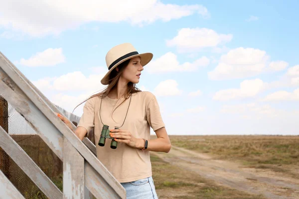 Schöne Touristin Mit Fernglas Auf Safari — Stockfoto