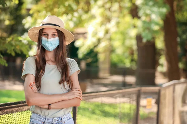 Beautiful Young Woman Wearing Medical Mask Zoological Garden — Stock Photo, Image