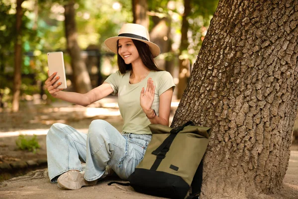 Chica Joven Con Tableta Ordenador Tomando Selfie Parque — Foto de Stock