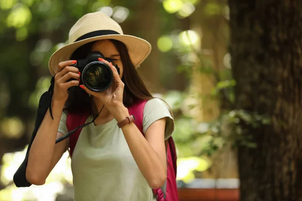 Female Tourist Modern Photo Camera Park — Stock Photo, Image