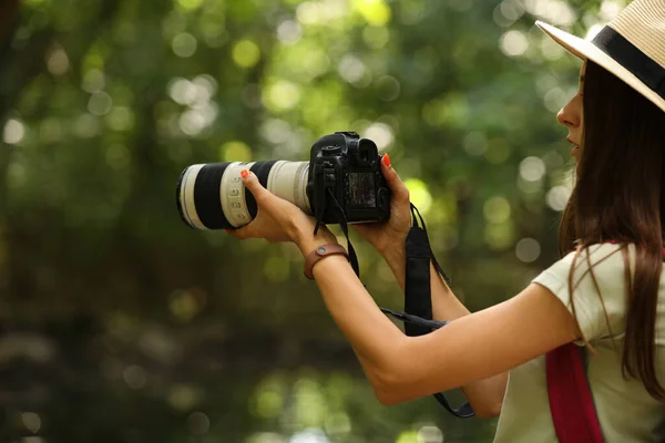 Kvinnlig Turist Med Modern Kamera Parken — Stockfoto
