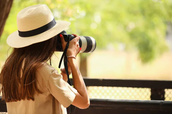 Mladá Fotografka Zoologické Zahradě — Stock fotografie