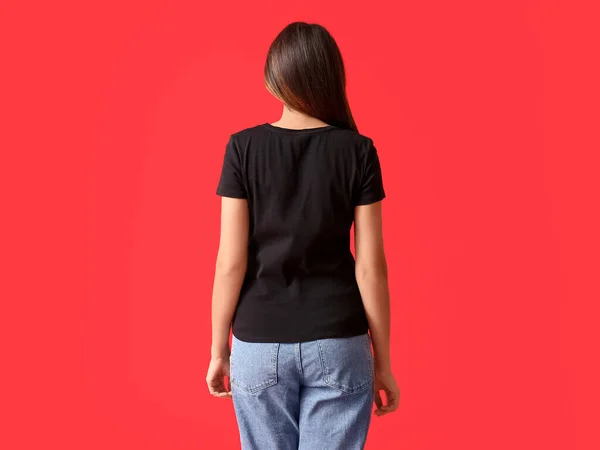 Ung Kvinna Blank Shirt Färg Bakgrund Baksida Visa — Stockfoto