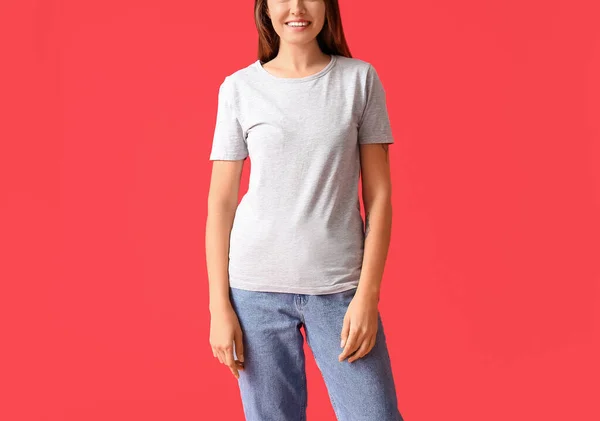 Νεαρή Γυναίκα Λευκό Shirt Στο Φόντο Χρώμα — Φωτογραφία Αρχείου