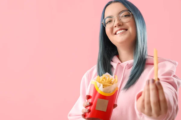 Jonge Vrouw Met Ongewoon Haar Pak Frites Kleur Achtergrond — Stockfoto