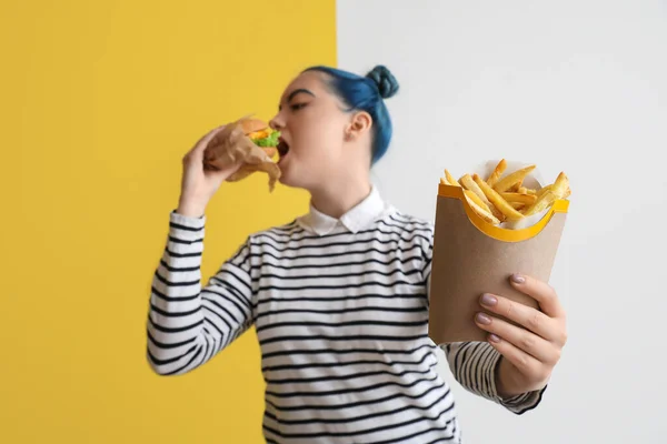 Young Woman Unusual Hair Eating Burger French Fries Color Background — Stock Photo, Image