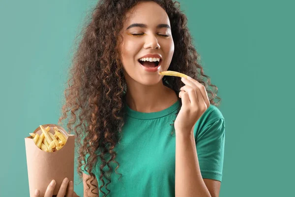 Young African American Woman French Fries Green Background — Stock Photo, Image