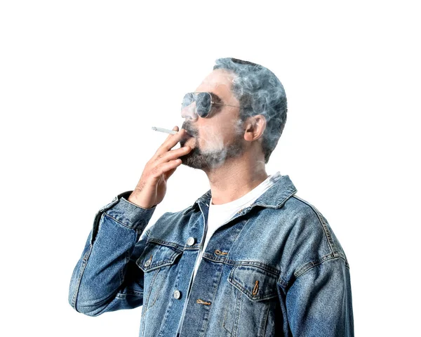Курение Человек Изолирован Белом — стоковое фото