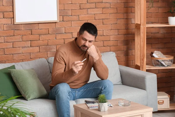 Bedachtzame Man Met Sigaret Thuis Begrip Weigeren Van Slechte Gewoonte — Stockfoto