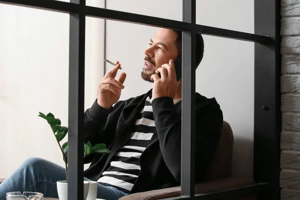 Rokende Man Thuis Telefonisch Aan Het Praten — Stockfoto