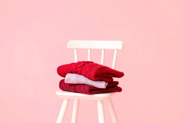 Cadeira Com Camisolas Malha Fundo Rosa — Fotografia de Stock