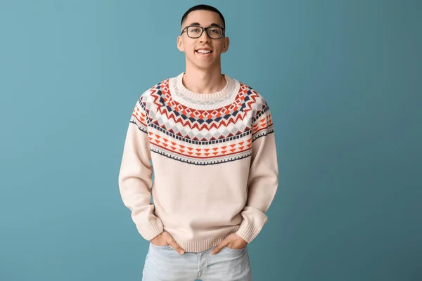 Stilig Ung Asiatisk Man Stickad Tröja Blå Bakgrund — Stockfoto