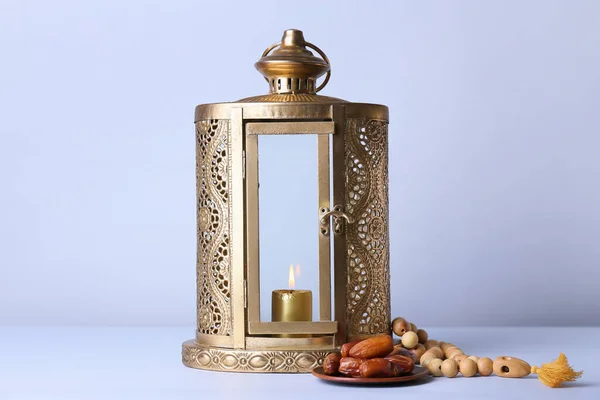 Lanterne Musulmane Dates Tasbih Sur Fond Clair — Photo