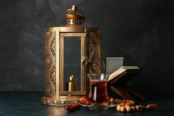 Muslimische Laterne Datteln Tee Koran Und Tasbih Auf Dunklem Hintergrund — Stockfoto
