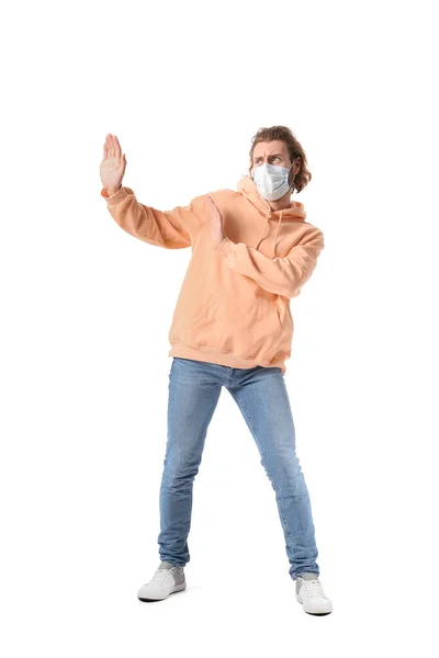 Junger Mann Medizinischer Maske Meidet Etwas Auf Weißem Hintergrund — Stockfoto
