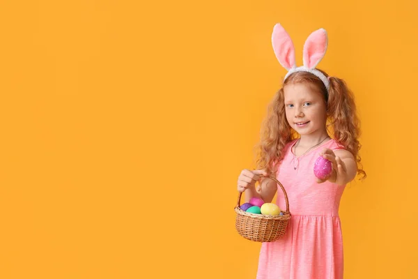 Grappig Klein Meisje Met Konijnenoren Pasen Mand Kleur Achtergrond — Stockfoto