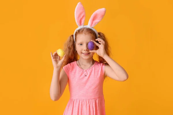 Смішна Дівчинка Вухами Кролика Великодніми Яйцями Помаранчевому Фоні — стокове фото