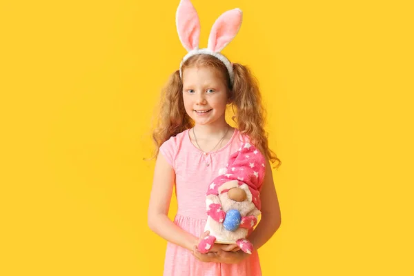 Забавна Дівчинка Вухами Кролика Іграшкою Кольоровому Фоні Великоднє Святкування — стокове фото