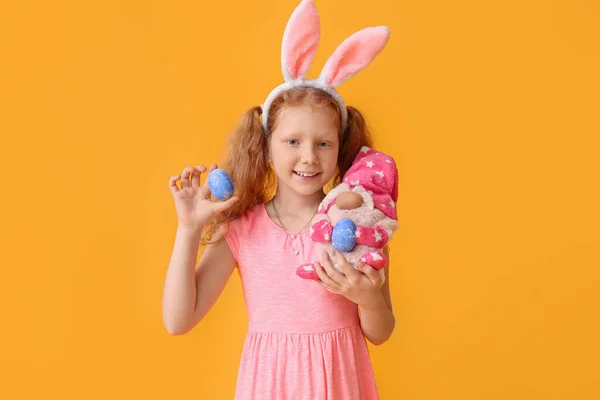 Vicces Kislány Nyuszifül Tojás Játék Színes Háttér Húsvéti Ünnepség — Stock Fotó