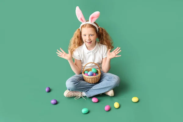 Grappig Klein Meisje Met Konijnenoren Paaseieren Groene Achtergrond — Stockfoto