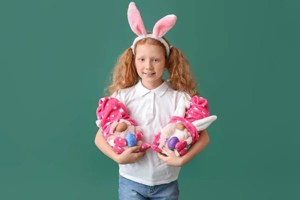 Vicces Kislány Nyuszifülekkel Játékokkal Zöld Háttérrel Húsvéti Ünnepség — Stock Fotó