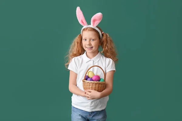 Grappig Klein Meisje Met Konijnenoren Pasen Mand Groene Achtergrond — Stockfoto