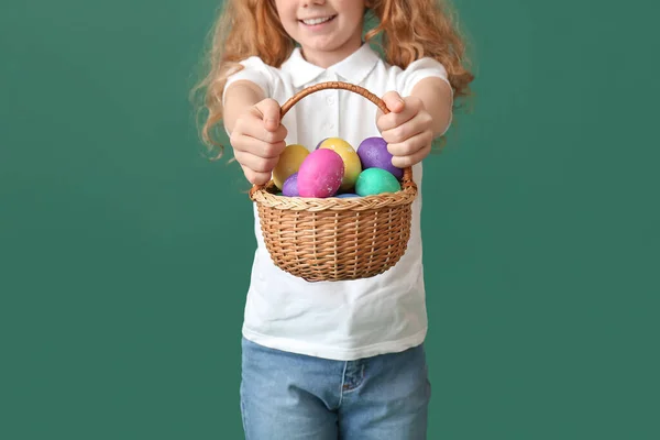 Lustiges Kleines Mädchen Mit Osterkorb Auf Grünem Hintergrund — Stockfoto