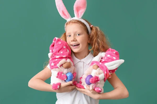 Забавна Дівчинка Вухами Кролика Іграшками Зеленому Тлі Великоднє Святкування — стокове фото
