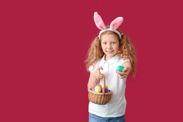 Grappig Klein Meisje Met Konijnenoren Pasen Mand Rode Achtergrond — Stockfoto