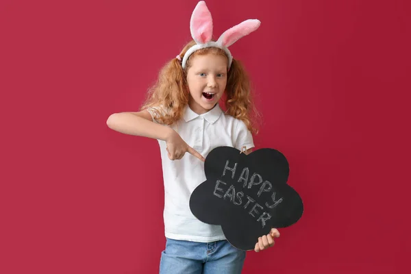 Engraçado Menina Com Orelhas Coelho Placa Com Texto Happy Easter — Fotografia de Stock