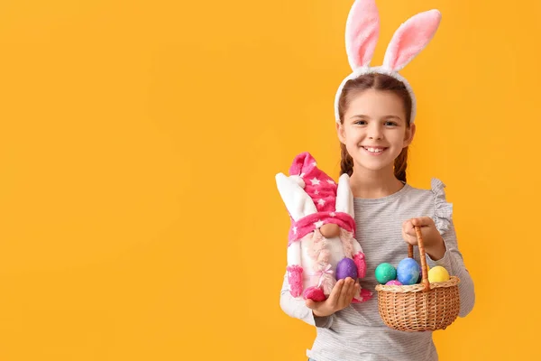 Grappig Klein Meisje Met Konijntjes Oren Speelgoed Paaseieren Kleur Achtergrond — Stockfoto