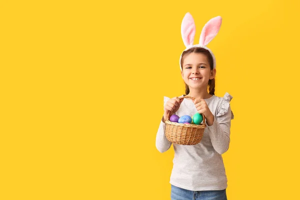 Grappig Klein Meisje Met Konijnenoren Pasen Mand Gele Achtergrond — Stockfoto