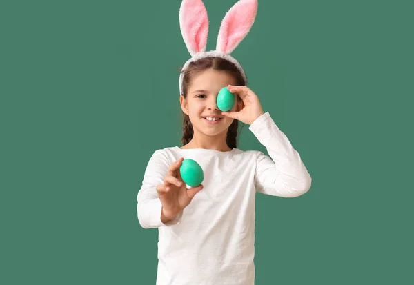 Tavşan Kulaklı Yeşil Arka Planda Paskalya Yumurtaları Olan Komik Küçük — Stok fotoğraf
