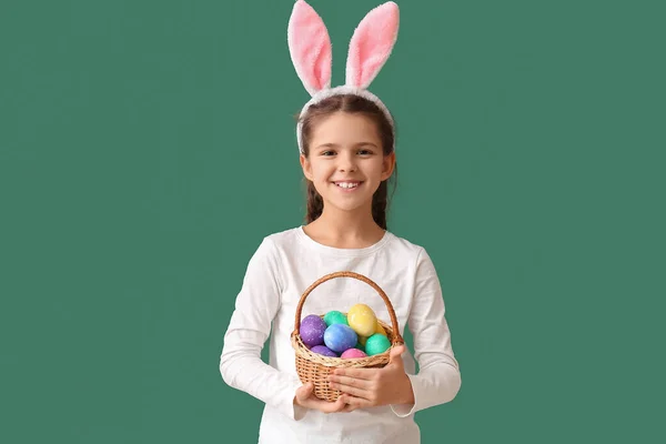 Lustiges Kleines Mädchen Mit Hasenohren Und Osterkorb Auf Grünem Hintergrund — Stockfoto