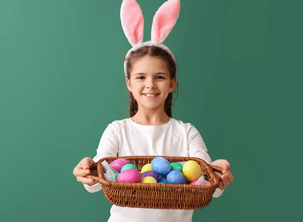 Lustiges Kleines Mädchen Mit Hasenohren Und Osterkorb Auf Grünem Hintergrund — Stockfoto