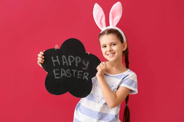 有趣的小女孩 长着小兔子耳朵和红色背景的文字Happy Easter — 图库照片