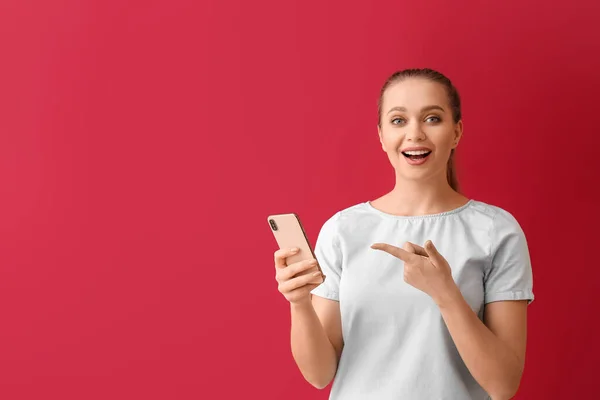 Mooie Jonge Vrouw Met Mobiele Telefoon Rode Achtergrond — Stockfoto
