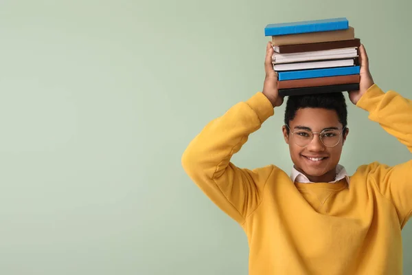 Estudiante Afroamericano Masculino Con Pila Libros Sobre Fondo Color —  Fotos de Stock