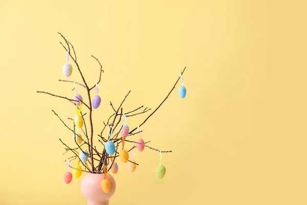 彩色背景下 彩蛋挂在树枝上的构图 — 图库照片
