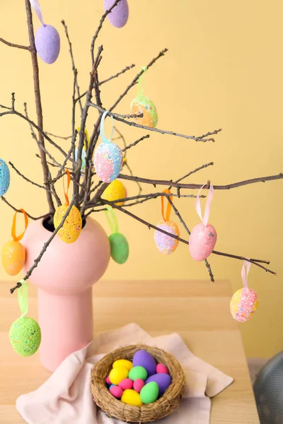 Vaso Com Galhos Árvore Ovos Páscoa Diferentes Mesa Perto Parede — Fotografia de Stock