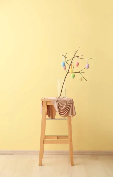 반대되는 의자에 나뭇가지와 부활절 달걀을 바르라 — 스톡 사진